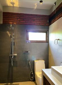 米迪加马东Coastal Hideaway的带淋浴、卫生间和盥洗盆的浴室
