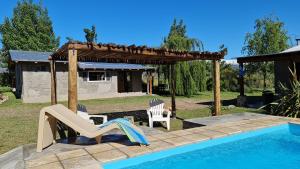 Los ÁrbolesEspacio Nux的后院设有游泳池和凉亭