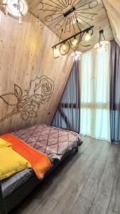 VǝndamGabala 7 Villa的卧室配有一张壁挂鱼壁画的床