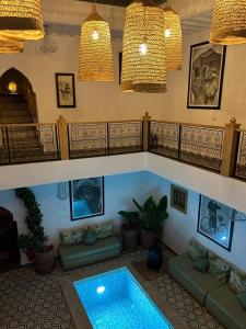 马拉喀什Riad Le Petit Joyau的客厅,带游泳池