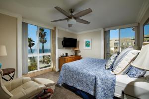 奥欣赛德Surf 'n Sand的一间卧室配有一张床和吊扇