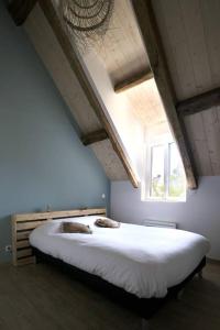 Les MolièresLe Gîte - Le Pressoir的卧室配有一张大白色床和窗户