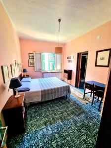 马里纳迪马萨Casa Cambini的卧室配有一张床和一张桌子及椅子