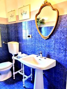 马里纳迪马萨Casa Cambini的一间带水槽、卫生间和镜子的浴室