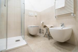 圣马蒂诺-迪卡斯特罗扎Hotel Panorama的一间带卫生间和玻璃淋浴间的浴室