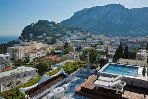 卡普里Capri Tiberio Palace - The Leading Hotels of the World的城市景泳池公寓