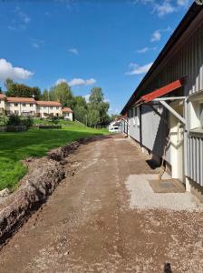 TorsåkerHögalid的建筑物旁一条空的土路