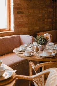 布鲁奇Hotel-Masia Can Farrés的一张木桌,上面放有盘子和碗