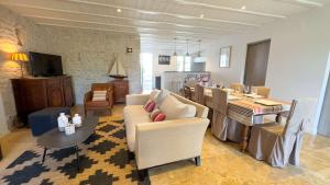 雷岛圣玛丽Superbe villa proche de la mer的客厅配有沙发和桌子