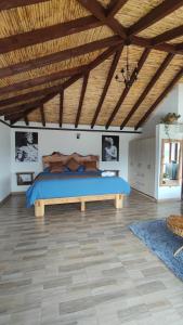 莱瓦镇Glamping con jacuzzi Mirador Jarana Villa de Leiva的一间卧室设有一张带木制天花板的大床