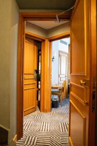 巴黎德福乐西酒店的通往带桌子的房间的门
