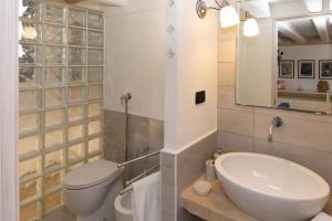 斯蓬加诺Apartments in Spongano/Apulien 20947的一间带水槽、卫生间和镜子的浴室