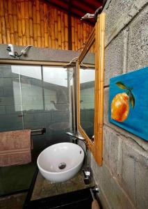 ÁngelesChalet Zen Bella Vista的一间带水槽的浴室和一幅橙色画