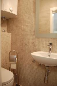 特里班Beach House Tribunj的浴室配有白色水槽和卫生间。
