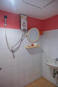 皮皮岛Sea Shell Hut的一间带镜子和水槽的浴室