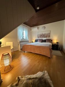 萨格勒布Maksimirhouse的一间卧室设有一张大床,铺有木地板