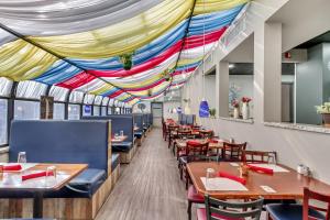 盐湖城Suburban Studios Salt Lake City Airport的用餐室设有桌椅和色彩缤纷的天花板
