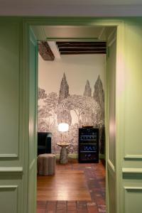巴黎德福乐西酒店的走廊上挂有木壁画的墙壁