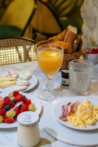 巴黎德福乐西酒店的餐桌,盘子和一杯橙汁