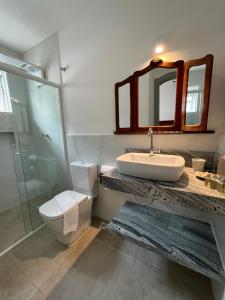 帕拉蒂Casa Arte Cabore的一间带水槽、卫生间和镜子的浴室