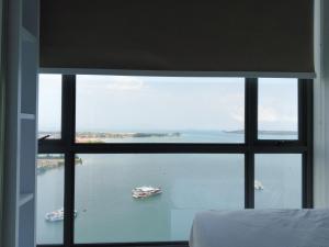 巴淡岛中心Peaceful Sea view Cozy APT at Batam Center - By MESA的从卧室的窗户可欣赏到水景