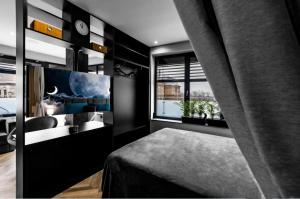 别尔斯克-比亚拉Moon Apartment的一间卧室配有床、水槽和窗户