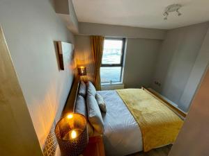 爱丁堡Corinthian Quay Apartment的一间小卧室,配有一张带窗户的床