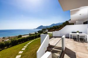 普拉基亚斯"Thea" Luxury Apartments with great View的阳台享有海景。