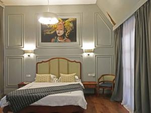米查维Upendo Beach Boutique Hotel Zanzibar的卧室配有一张带女性肖像的床