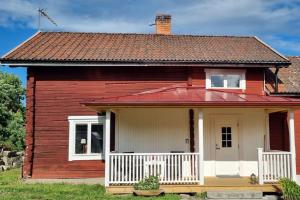 SiljansnäsRymlig dalastuga i Siljansnäs 4-6 bäddar的红色屋顶的红色小房子