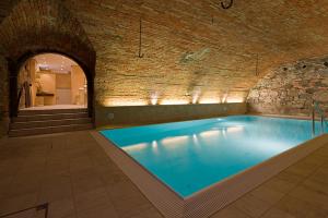 腓特烈港花束酒店的砖砌建筑中的一个大型游泳池