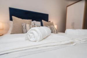 韦克菲尔德VICHY - The Thornhill Delux Apartments的睡床上的白色毛巾
