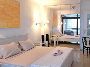 拉克鲁斯Heaven In Canary Islands 88的一间卧室配有一张床,上面有两条毛巾