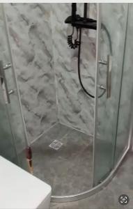 拉各斯Cozy Comforts的卫生间旁的玻璃门淋浴