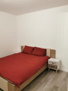 阿尔泽特河畔埃施AtHome - Appart-hotel with private parking的卧室配有红色的床和白色的墙壁