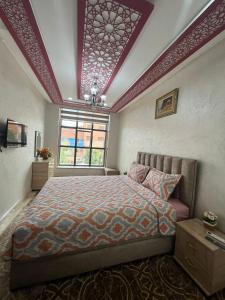 海尼夫拉APPART HOTEL OUED EDDAHAB的一间卧室设有一张大床和一个窗户。