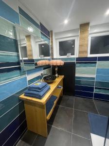 Saint-Étienne-lès-RemiremontL'ANNEXE的浴室拥有蓝色和白色的瓷砖墙