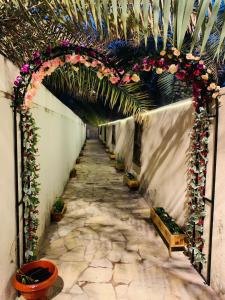 尼兹瓦Riad Nizwa的花草拱门走廊