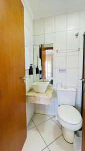 邦比尼亚斯Residencial 364 - Localização privilegiada à 5min da praia的一间带卫生间和水槽的浴室