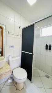 邦比尼亚斯Residencial 364 - Localização privilegiada à 5min da praia的浴室配有卫生间、淋浴和盥洗盆。