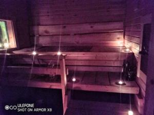 奥卢Onnea talo Haukiputaalla的灯火通明的房间里木凳