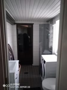 奥卢Onnea talo Haukiputaalla的浴室配有白色卫生间和盥洗盆。