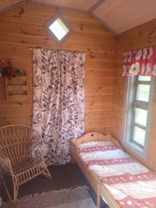 奥卢Onnea talo Haukiputaalla的小木屋内的一个房间,配有床和窗户