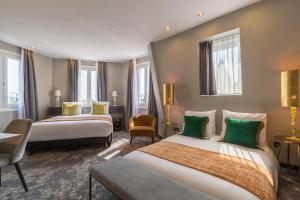 阿姆斯特丹Leonardo Boutique Museumhotel的配有绿色枕头的酒店客房内的两张床