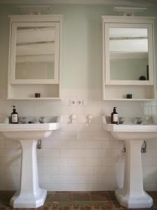 CoreraEl Sol del Membrillo的浴室设有2个水槽和2面镜子