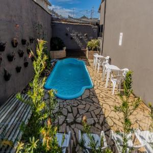 乌巴图巴Carpi Apartamentos Ubatuba的庭院中间的游泳池