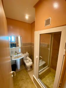 卡萨布兰卡Appart Hôtel Oleandro的浴室配有卫生间、盥洗盆和淋浴。