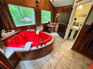尤里卡斯普林斯Sherwood Court Cottages的大型浴室设有红色浴缸