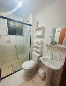 乌贝兰迪亚Apartamento ACOMODA 5 PESSOAS próximo ao Uberlândia Shopping的浴室配有卫生间、淋浴和盥洗盆。