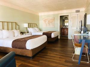 圣奥古斯丁湾前酒店的酒店客房配有两张床和一张书桌